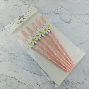Pajitas de papel rosa biodegradables con bonitas decoraciones de margaritas para fiestas.