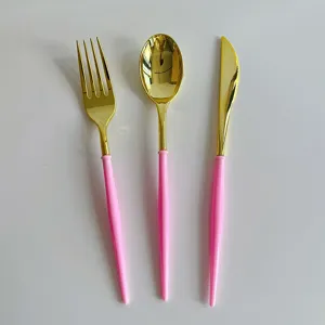 Ensemble de couverts en plastique dore jetable avec poignees roses pour fete decoration.