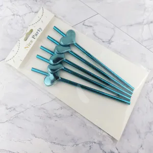 Turquoise metalen hartvormige rietjes set met kopkaartverpakking voor feestdecoratie.