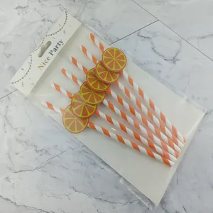 Pajitas de papel desechables con decoraciones de rodajas de fruta para fiestas y zumos.