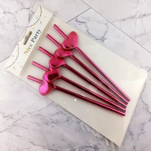 Detailopname van mooie glanzende roze hartjes papieren rietjes in verpakking voor een feestje.