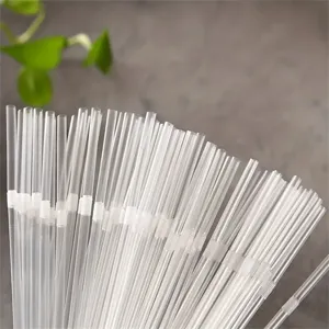 Gros plan détaillé de pailles en plastique transparent flexible, idéal pour boissons et fêtes.