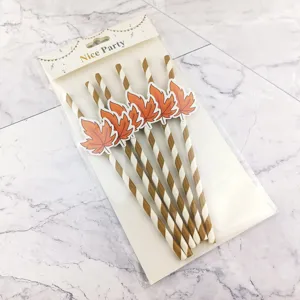 Pajitas de papel desechables con decoracion de tarjeta de hoja de arce para fiestas.
