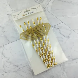 Vue détaillée des pailles en papier diamant pailleté doré pour la décoration de fête.