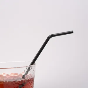 Détail de paille à boire jetable en plastique noir pour cocktail de bar jus boisson