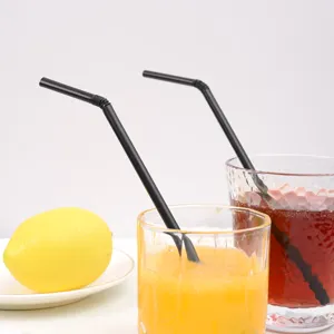 Paille en plastique noire flexible idéale idéale pour cocktails, jus de bar et boissons fraîches.