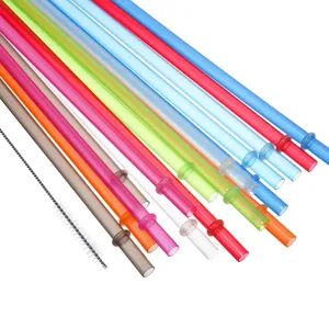 Detail van kleurrijke herbruikbare harde PP plastic rietjes met reinigingsborstel, 27cm.