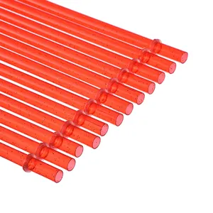 Primer plano detallado de pajitas reutilizables de plástico duro rojo con purpurina y anillo.