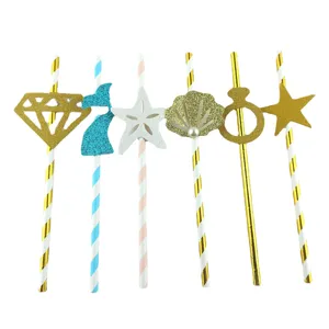 Pailles en papier décoratives avec motifs pailletés, parfaites pour fêtes et boissons.