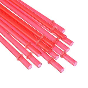 Gedetailleerd overzicht van rode herbruikbare plastic rietjes met ringontwerp, lang.