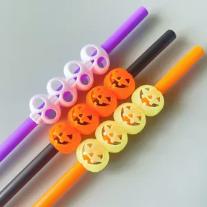 Set di cannucce di plastica di Halloween con decorazioni di zucca e teschio.