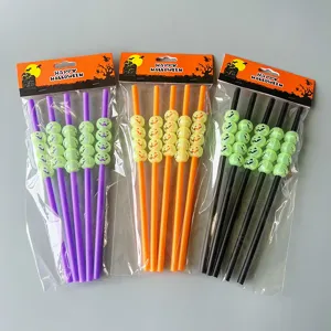 Dettaglio di cannucce di plastica di Halloween con decorazioni di perline di zucca luminose.