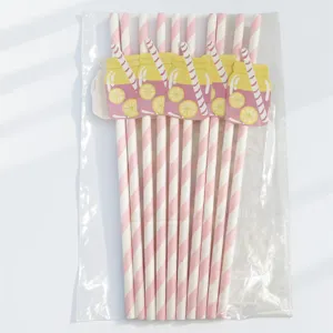 Gros plan en détail de pailles en papier rayées rose et blanc avec décoration de bocal.