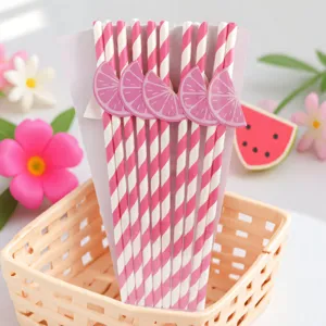 Pajitas de papel a rayas rosas con decoración de limón, perfectas para fiestas y bebidas.