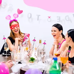 Paille en papier décorative de fête avec chapeau haut de forme rose pour célébrations.