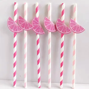 Pajitas de papel de limón rosa con decoración de frutas, ideales para fiestas.