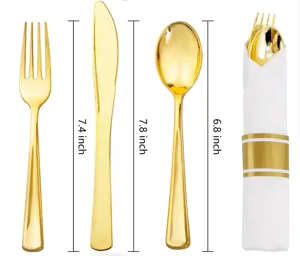 Set di posate in plastica dorata usa e getta con forchetta, coltello, cucchiaio e tovagliolo.