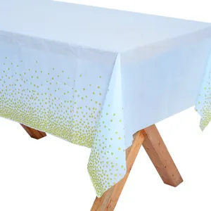 Nappe jetable blanche a pois dores pour decoration de table de fete d'anniversaire et evenement.