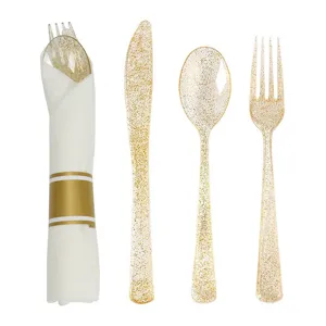 Set di posate usa e getta in plastica trasparente con glitter dorati, forchetta e coltello.