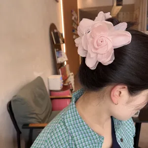 Pince à cheveux rose en tissu rose style français, grand clip griffe floral pour femme.