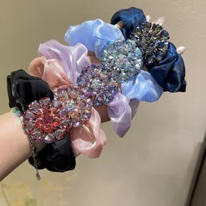 Chouchous en satin strassés, attaches de cheveux florales élégantes pour queues de cheval.
