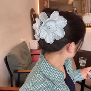 Pince à cheveux fleur en tissu bleu, élégante griffe florale pour coiffure femme et fille.
