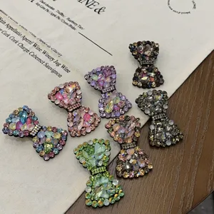 Strik haarspeld detail met strass steentjes en glinsterende kristallen voor mooie look.