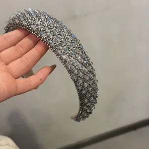 Detailopname van de luxe met kralen beklede spons haarband, met prachtig schitterende kralen.