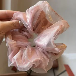 Roze organza haarscrunchie voor vrouwen, schattige paardenstaarthouder en elegante haaraccessoire.