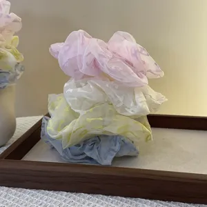 Stijlvolle organza haarscrunchies set met klassiek monogram patroon voor dagelijkse trendy looks.