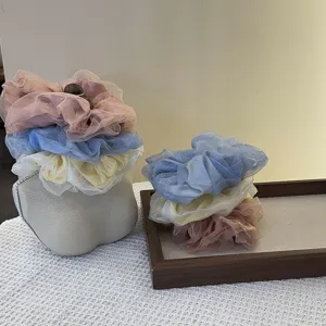 Dubbellaagse mesh haarscrunchie detail, pastelkleurige zachte haarelastiekjes voor stijl.