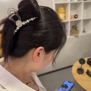 Elegante koreanische Haarklammer mit künstlichen Perlen und Strass für Damen Frisur.