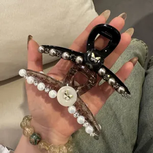 Detailansicht eleganter Perlen- und Strass-Haarklammern mit niedlichem Schmetterlings-Akzent.