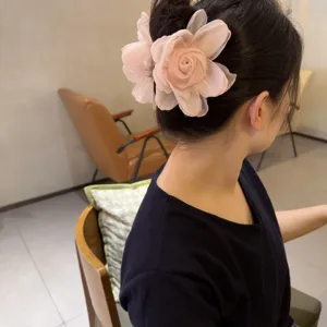 Pince à cheveux fleur douce française pour femmes, élégante pince requin rose en mousseline.