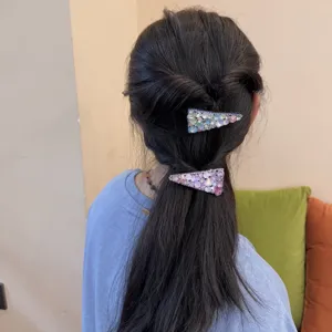 Nahaufnahme der funkelnden Kristall Dreieck Haarspange mit vielen bunten Strasssteinen.