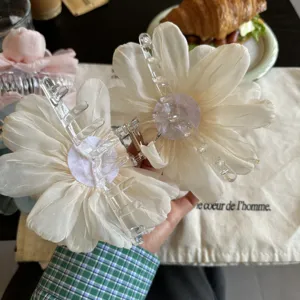 Vue détaillée de la pince à cheveux fleur, résine transparente, style élégant et chic.