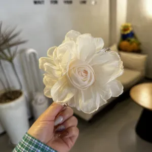 Pince à cheveux florale style français en tissu blanc, accessoire élégant pour coiffure.