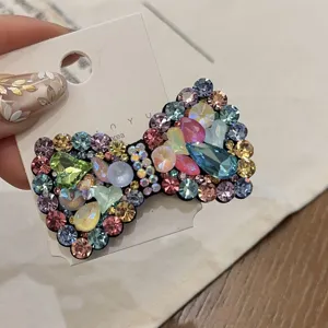Gedetailleerd uitzicht van een fonkelende kleurrijke strass strik haarspeld, elegant accessoire.