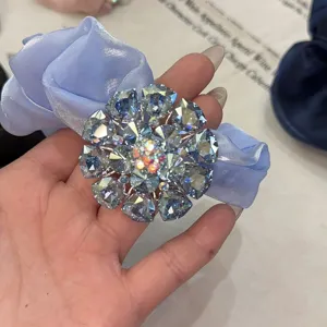 Magnifique chouchou bleu clair avec un grand centre floral en strass étincelant et élégant.
