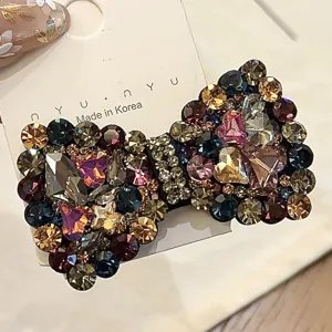 Close-up detail van een sprankelende strass-strik haarspeld met prachtig kristalgeslepen textuur.