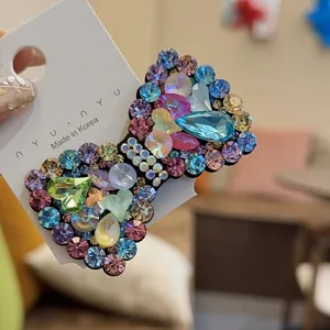 Gedetailleerd uitzicht op een strass strik haarspeld met kleurrijke kristallen op kaart.