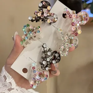 Detalle de pequeñas pinzas para el cabello con diamantes de imitación, accesorios elegantes mujer.