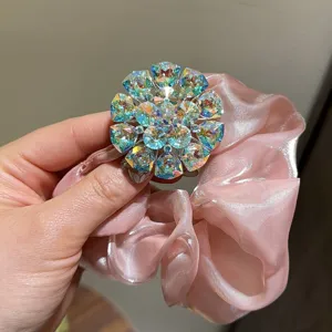 Élégant chouchou rose en strass avec pendentif fleur de cristal étincelant pour tous les jours