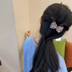 Detailopname van strass strik haarspeld, sprankelend kristallen haaraccessoire voor dames.