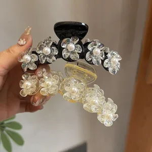 Detailansicht der süßen Perlen Blumen Haarkralle, transparente Kristall Haarklammer für Damen.