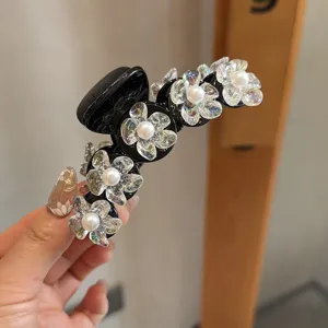 Elegante Kristallblumen Haarklammer mit Perle, stilvolles Haaraccessoire für Damen und Mädchen.