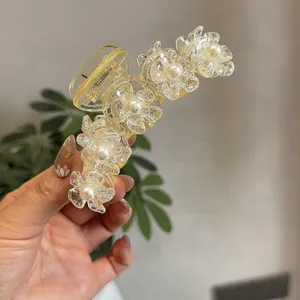 Transparente Blumen Haarklammer mit Kunstperlen, elegantes Accessoire für Damen Frisuren.