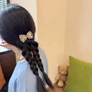 Detail van strass strik haarspeld, glinsterend kristallen haaraccessoire voor gevlochten haar.