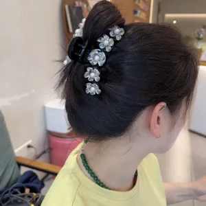 Koreanische süße Blumen Haarklammer mit funkelnden Strasssteinen und Perlen für elegante Frisuren.
