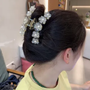 Detailansicht der Perlen Blumen Haarklammer, eleganter transparenter Harz Haarschmuck.